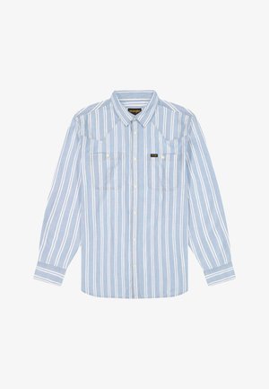 Jasnoniebieska koszula z długim rękawem w białe pionowe paski, zapinana na guziki, z kieszeniami na piersi i ostrym kołnierzykiem, z metką marki Wrangler na kieszeni.