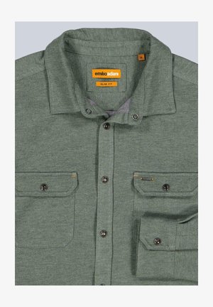 Grünes Slim-Fit-Hemd aus strukturiertem Stoff. Verfügt über zwei knöpfbare Brusttaschen mit orangefarbenen Akzenten und schwarzen Druckknöpfen auf der Vorderseite.
