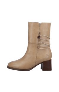 Botín de cuero beige hasta el tobillo con punta redondeada, cremallera lateral y cordones decorativos en la parte posterior. Presenta un tacón marrón texturizado y un acento de logo.