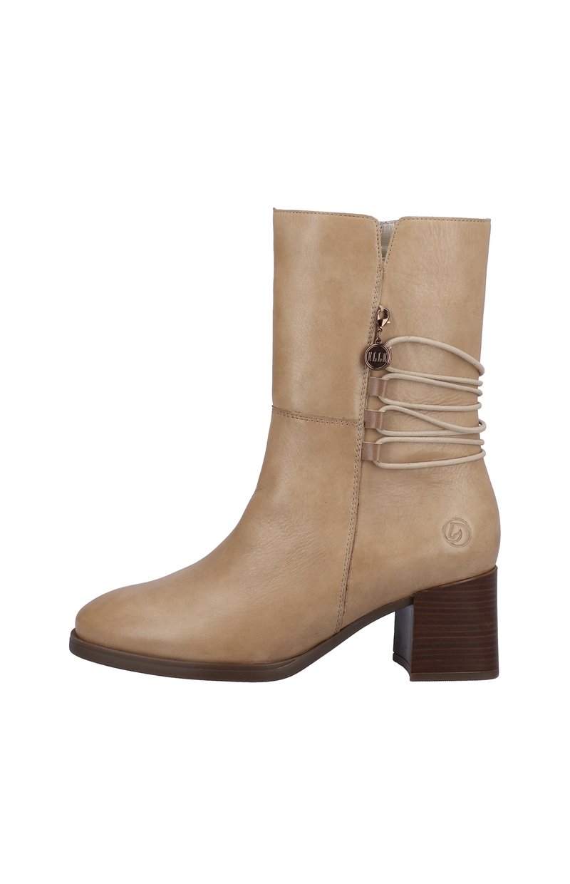 Botín de cuero beige hasta el tobillo con punta redondeada, cremallera lateral y cordones decorativos en la parte posterior. Presenta un tacón marrón texturizado y un acento de logo.