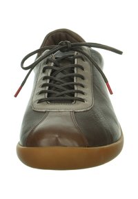 Braune Ledersneaker mit dunklen Schnürsenkeln, die zu einer Schleife gebunden sind, hellbrauner Naht und Gummisohle, von vorne betrachtet.