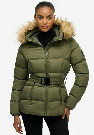 Chaqueta de plumas verde oliva con capucha de pelo sintético, cintura ceñida, cremallera frontal y dos bolsillos con cremallera; textura acolchada en toda la prenda.