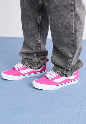 KNU SKOOL UNISEX - Zapatillas skate - neon pink