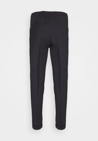 Pantalon formel noir avec taille élastique, deux poches arrière boutonnées et ourlets retroussés, montré de dos sur fond blanc.