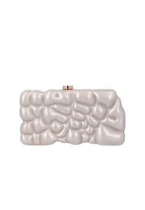Kermanvärinen clutch-laukku, jossa kiiltävä, epäsäännöllinen, kuplamainen teksturoitu pinta ja pieni kullanvärinen lukko päällä.