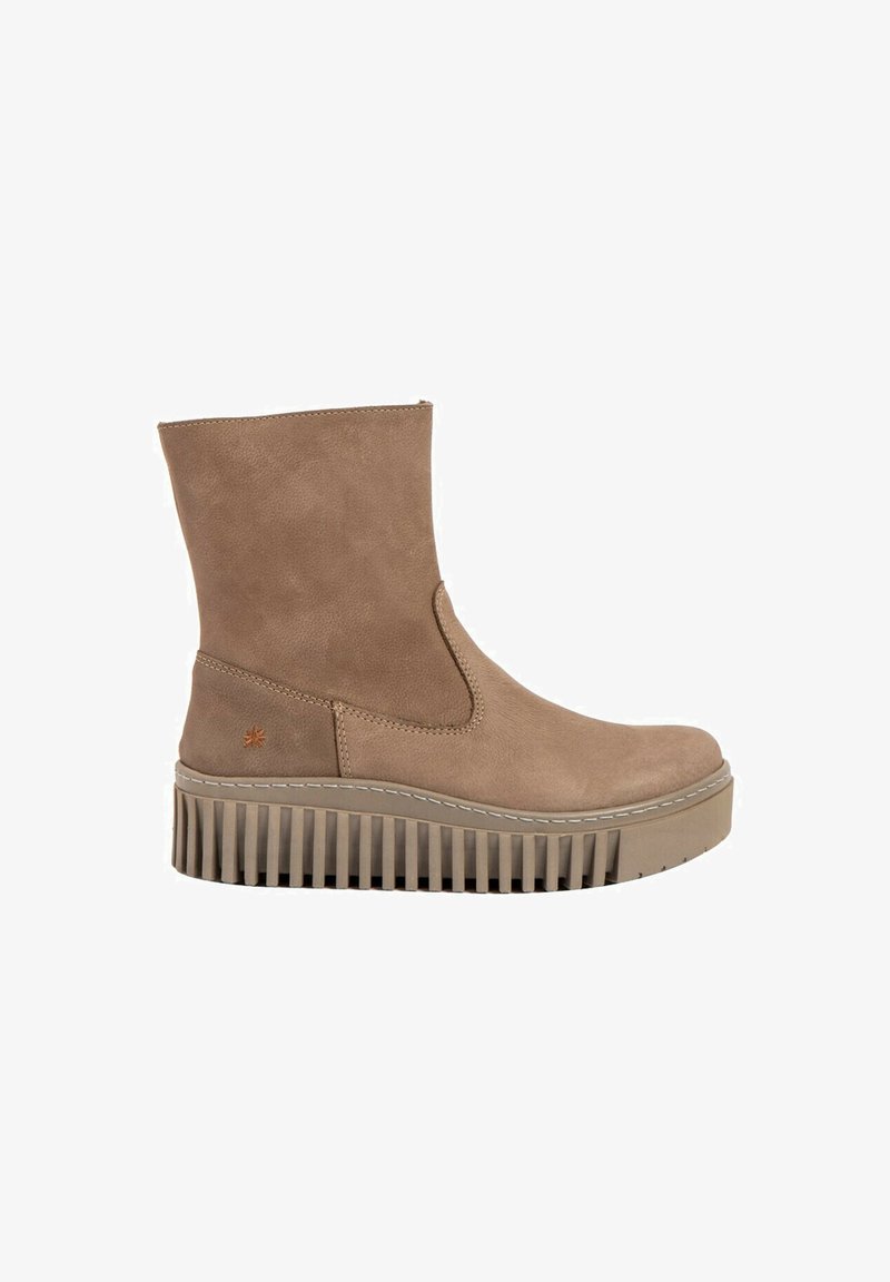 Bottine en cuir beige avec élastique sur le côté, dessus texturé et semelle à plateforme striée. Présente des coutures contrastantes et un petit logo.