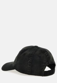 Casquette de baseball en coton noir avec une visière courbée, bandeau ajustable à l'arrière et coutures visibles.