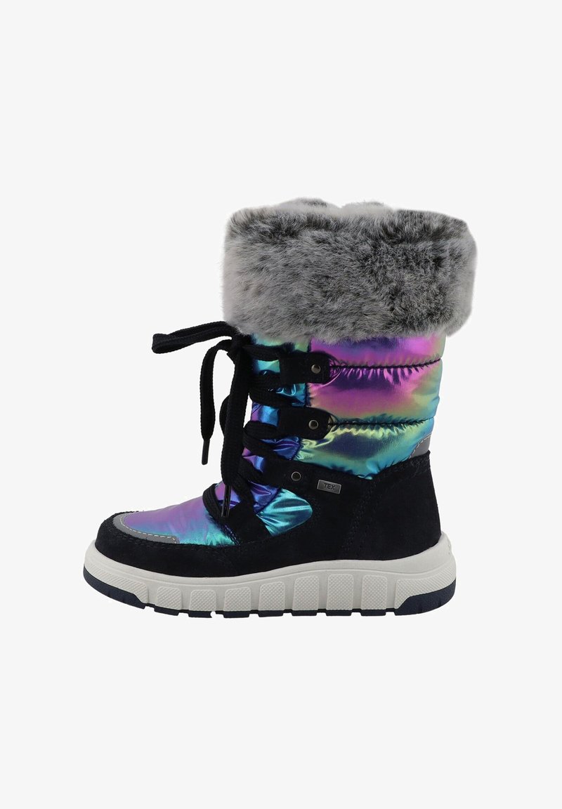 Błyszczący syntetyczny but z szarym futerkiem, czarnymi sznurówkami i białą, teksturowaną podeszwą. Charakteryzuje się okrągłym noskiem i wysokością sięgającą kostki.