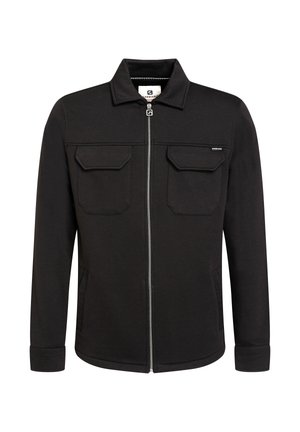 Chaqueta negra con cremallera, dos bolsillos en el pecho, cuello, mangas con puños y bolsillos laterales, mostrada sobre un fondo blanco.