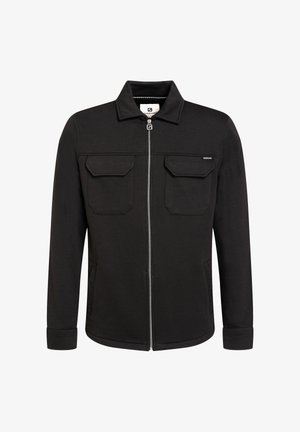 Črna zip-up jakna z dvema žepoma na prsih, ovratnikom, manšetami in stranskimi žepi, prikazana na beli podlagi.