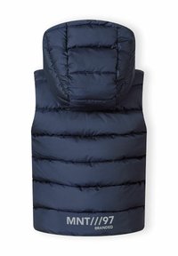 Marinblå pufferväst med huva, med horisontella quiltade sektioner och en silverlogotyp "MNT///97 BRANDED" längst ner. Slät textur.