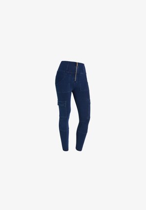 Pantaloni cargo a vita alta blu navy con cerniera frontale, multiple tasche e design aderente, realizzati in un materiale denim elasticizzato.