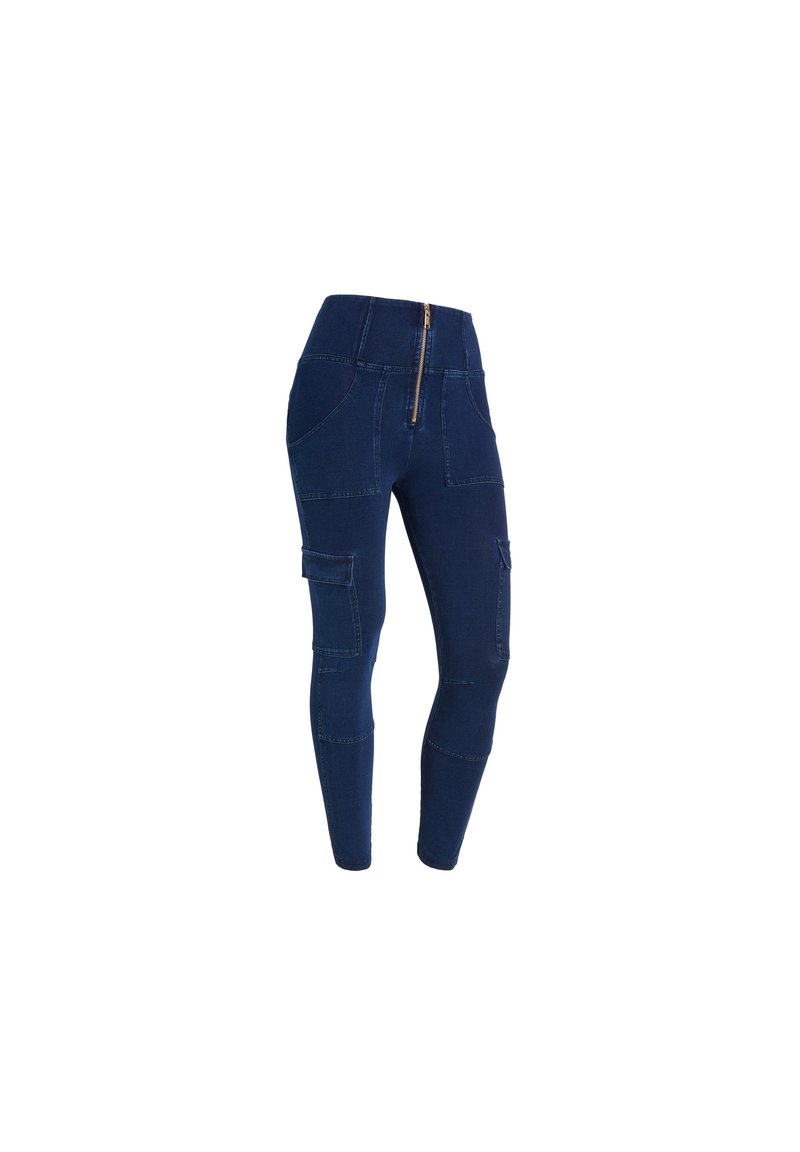 Pantaloni cargo a vita alta blu navy con cerniera frontale, multiple tasche e design aderente, realizzati in un materiale denim elasticizzato.