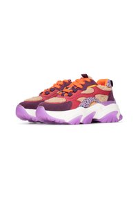 Las zapatillas chunky presentan ante rojo y púrpura con acentos beige. Suela intermedia gruesa blanca y suela externa púrpura. Cordones naranjas y detalles moteados.