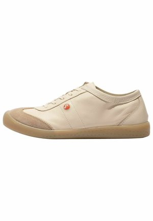 Sneaker beige in pelle con punta in camoscio marrone chiaro, suola in gomma, chiusura con lacci frontale e piccolo logo rotondo arancione sul lato.