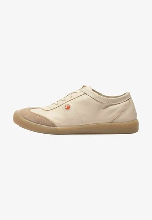 Baskets basses en cuir beige avec embout en daim marron clair, semelle en gomme, fermeture à lacets sur le devant, et petit logo rond orange sur le côté.