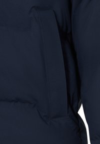 Navyblauwe opblaasbare jas sectie met een gladde textuur en een zijzak met een schoon, minimalistisch ontwerp en zonder zichtbare hardware.