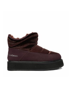 Stivale invernale imbottito marrone scuro con suola nera spessa e morbida fodera in pelliccia, logo Juicy Couture sul tallone.