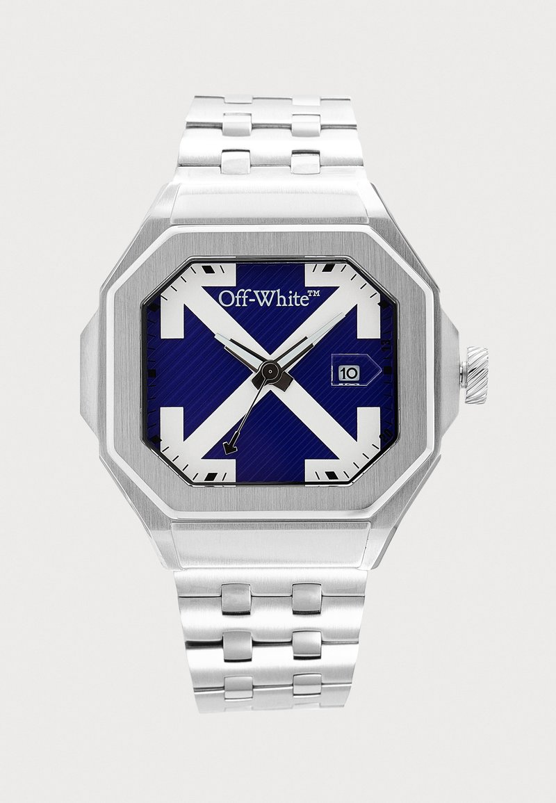 Montre-bracelet en métal argenté avec cadran bleu présentant un design de flèche blanche, aiguilles noires, guichet date à trois heures et logo "Off-White".