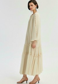 Touché Privé WITH PEARL BUTTON DETAIL - Maxi-jurk - cream
