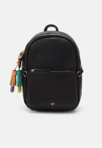 Svart perforerad läderryggsäck med gyllene detaljer, ett handtag på toppen och färgglada tassel-accenter på dragkedjan. Har en framficka.
