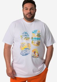 Bílý T-shirt se čtyřmi barevnými vintage tropickými grafikami: dům, plážová scéna, slunce s palmami a starý automobil. Krátké rukávy a uvolněný střih.