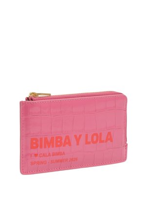 Funda rosa texturizada con cremallera dorada, con el texto "BIMBA Y LOLA" y primavera-verano 2026 en letras rojas negrita.