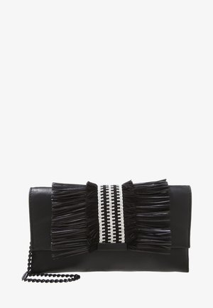 Schwarze Clutch mit einem schwarz-weißen gewebten Band und langen schwarzen Fransen auf der Vorderklappe, mit schwarzem Kettenriemen.
