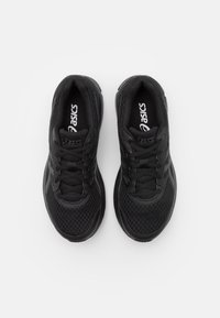 Černé sportovní boty s síťovaným svrškem, zavazováním na tkaničky, polstrovaným límcem a texturovanou gumovou podešví. Logo Asics na jazyku.