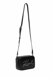 Sac bandoulière rectangulaire noir avec une sangle ajustable et des clous argentés formant les lettres "Re" sur le devant.