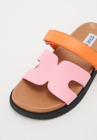 Rosa och orange slide-sandal med en bred utskärning, syntetiskt material, platt sula och svart gummibotten.