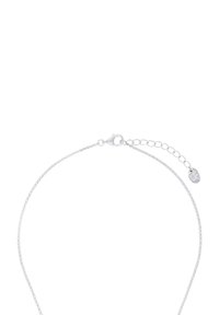 Silberne Kettenarmband mit einem Karabinerverschluss, ausgestattet mit einem kleinen Anhänger und einer verstellbaren Länge durch eine Kettenverlängerung.