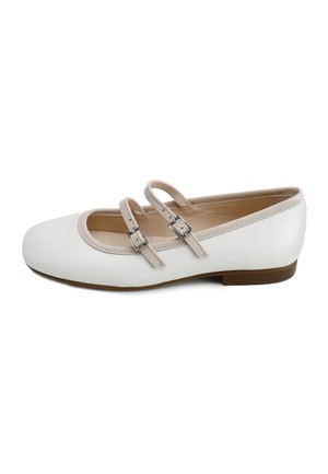 Zapato plano blanco con dos correas beige con hebillas en la parte superior y un tacón bajo marrón, mostrado de lado sobre un fondo blanco.