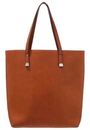 Große braune Ledertasche mit zwei Schulterriemen und silberfarbenen Beschlägen auf weißem Hintergrund.