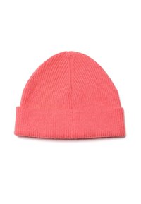 Berretto a maglia color corallo rosa realizzato in tessuto a coste con risvolto. Il design presenta linee verticali e una texture morbida.
