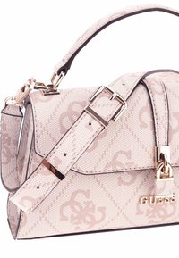 Piccola borsa beige con finitura texturizzata, caratterizzata da un logo a motivo, accessori dorati e una tracolla regolabile.