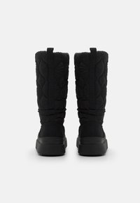 Bottines noires matelassées et imperméables avec un tige haute, dotées d'accents élastiques et d'une semelle texturée. La vue arrière montre un talon renforcé et des languettes de traction.