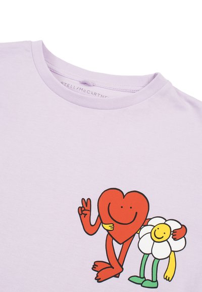 Maglietta a maniche corte di colore viola chiaro con una grafica di un cuore sorridente rosso e un fiore bianco con un centro giallo, entrambi con caratteristiche da cartone animato.