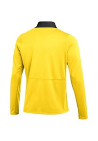 Maglietta sportiva a maniche lunghe di un brillante giallo, con colletto nero, texture liscia e un delicato dettaglio di cucitura lungo la schiena.