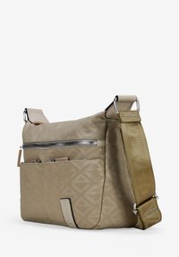 Bolso cruzado beige en material texturizado con patrón geométrico, que cuenta con un bolsillo frontal con cremallera y una correa ancha ajustable.