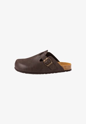 La chaussure en cuir marron possède un design sans arrière, une boucle réglable et une semelle en liège. Texture lisse avec des découpes et une semelle en caoutchouc.