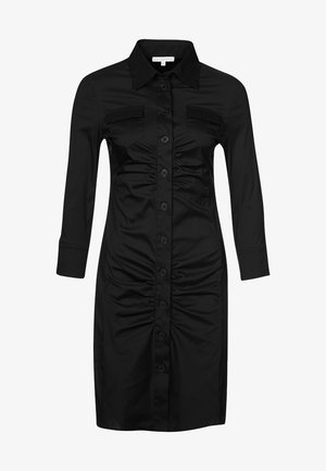 Czarna sukienka koszulowa wykonana z gładkiej tkaniny, z przodem na guziki, dwoma kieszeniami na piersiach i marszczeniami po bokach. Długie rękawy.