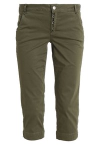 Olijfgroene cropped broek gemaakt van een zachte stof, met een knoopsluiting, voorzakken en omgeslagen boorden. Soepele textuur met minimale stiksels.