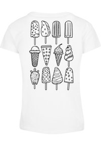 Hvid t-shirt med et design af 12 omrids af isvafler og isstænger i forskellige former, arrangeret i fire rækker.
