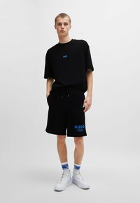 HUGO NALONO - Camiseta estampada - black one
