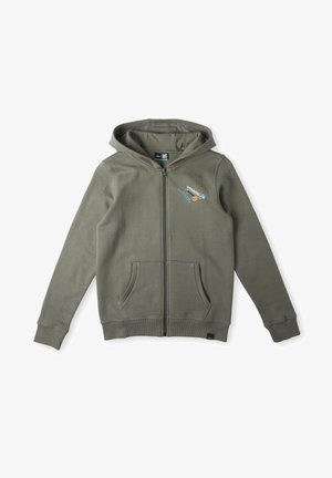 Bluza z kapturem w kolorze oliwkowym zapinana na zamek, z przednimi kieszeniami, ściągaczami na rękawach, kapturem oraz małą kolorową grafiką na lewej piersi.