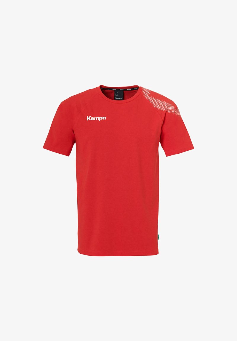 T-shirt rouge à manches courtes en coton, avec un col rond, un motif en mesh sur l'épaule et le logo "Kempa" en blanc.