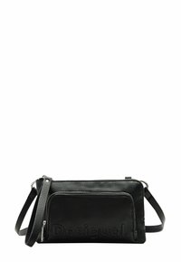Schwarze Leder-Crossbody-Tasche mit strukturierter Oberfläche, Reißverschlussfächern und einem geprägten Logo auf der Vorderseite. Verstellbarer Schulterriemen enthalten.