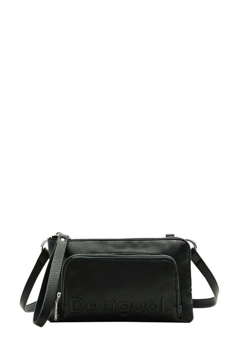 Schwarze Leder-Crossbody-Tasche mit strukturierter Oberfläche, Reißverschlussfächern und einem geprägten Logo auf der Vorderseite. Verstellbarer Schulterriemen enthalten.