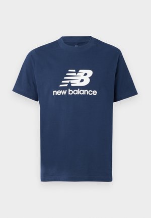 T-shirt en coton bleu marine avec un col rond, présentant un grand logo "NB" blanc et les mots "new balance" imprimés en dessous.
